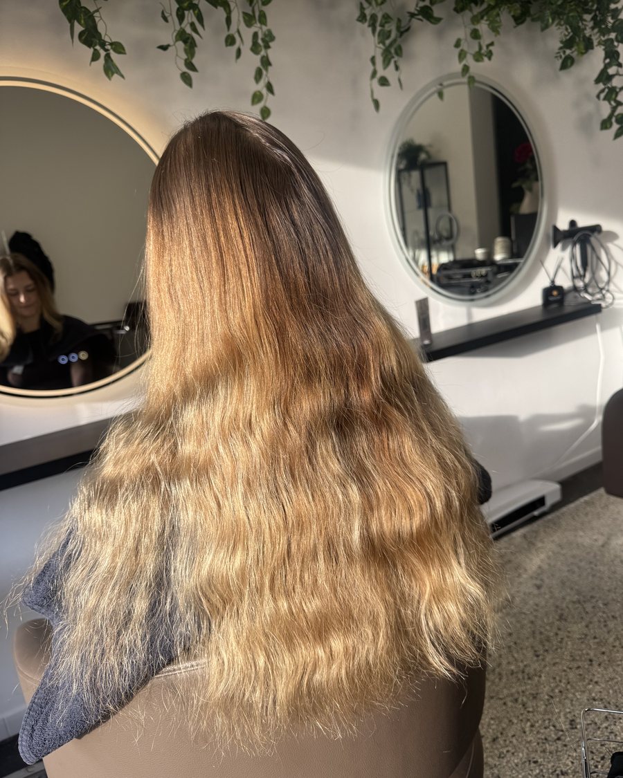 Sjednocení vyrostlých blond konců do hnědé — před a po — před
