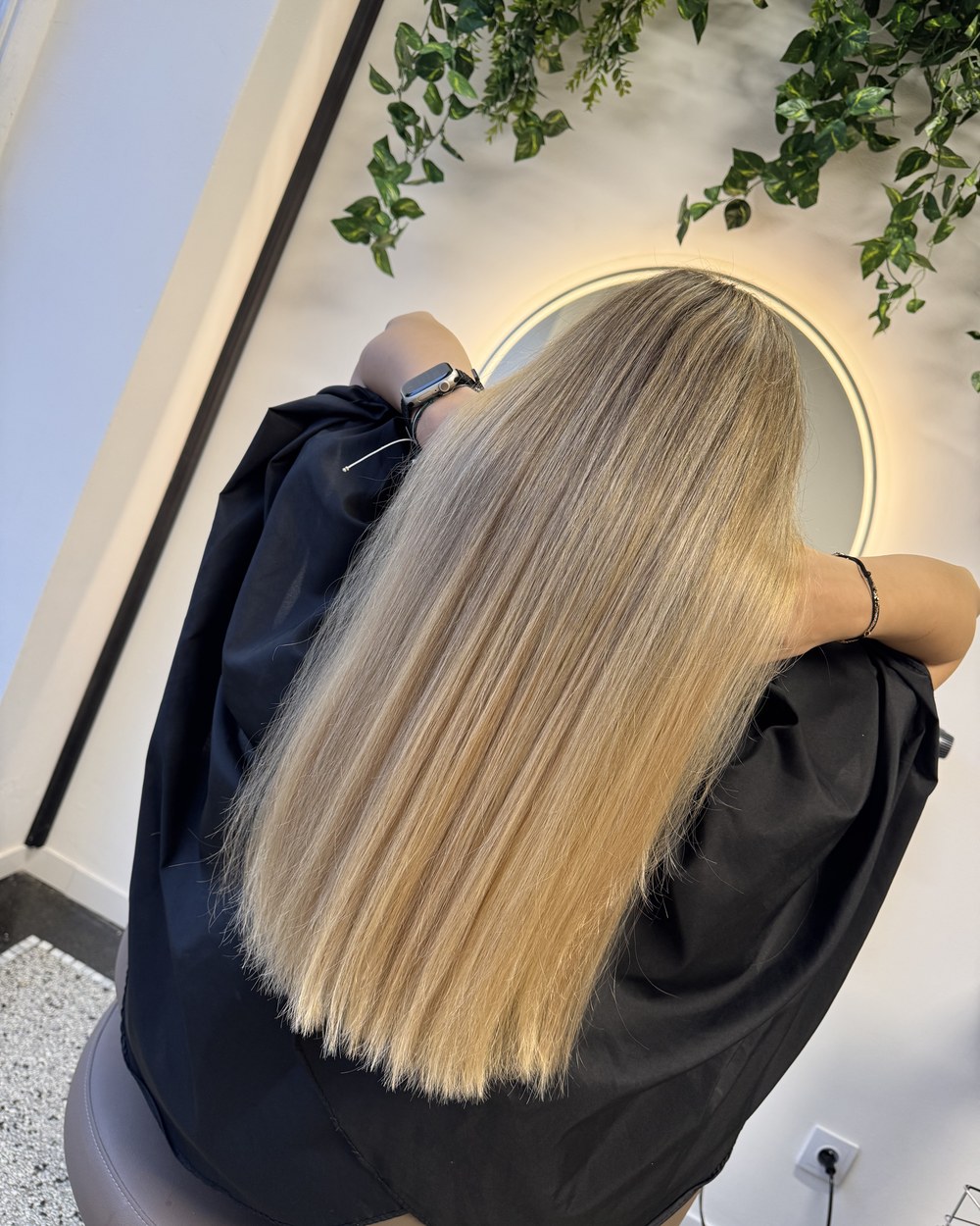 Prodloužení vlasů páskami — před a po (1) — po