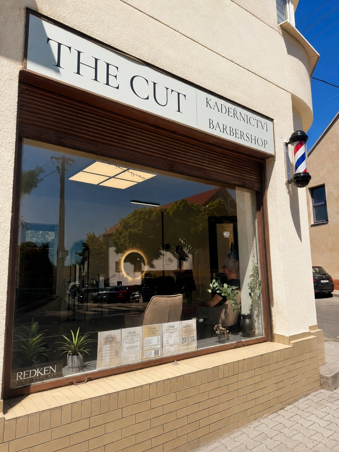 Vchod do salonu THE CUT v Litovické ulici v Hostivici