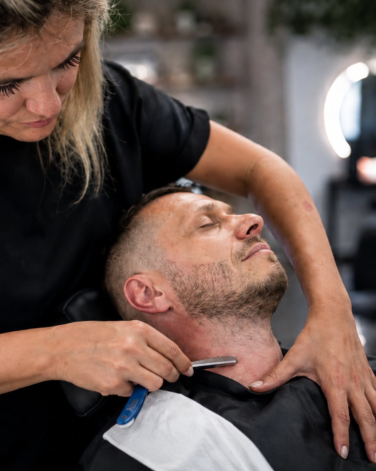 Holení břitvou v salonu THE CUT